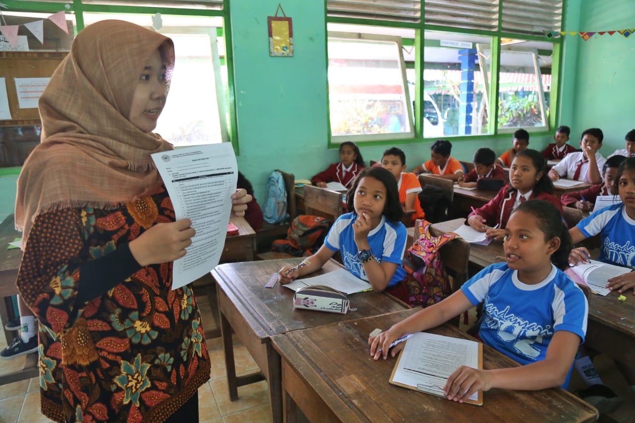 Tim Laboratorium Psikologi UMM memberikan pengantar sebelum tes dilaksanakan bagi siswa kelas 5 SDN 2